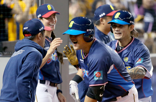 中信兄弟陳俊秀轟出滿貫砲,一棒將比分擴大。(范揚光攝)