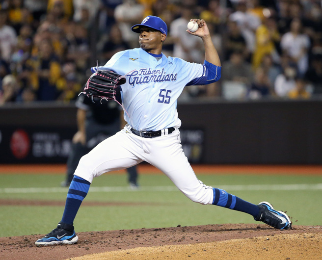 富邦悍將先發投手力亞士(Roenis Elías)。(范揚光攝)