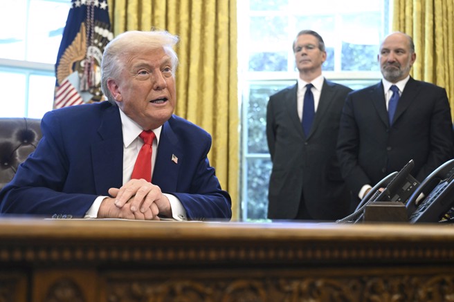 美国对全球贸易伙伴课徵对等关税生效不久，总统川普在白宫椭圆形办公室宣布这项措施暂缓90天，财政部长贝森特（后排左）、商务部长卢特尼克（后排右）立于一旁。（美联社）