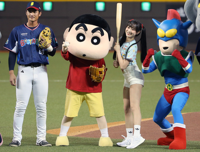 中信兄弟19日舉辦蠟筆小新主題日,大巨蛋湧入31577位觀眾進場。(范揚光攝)