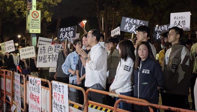 国民党主席朱立伦（前中）18日晚间号召民眾26日上凯道。（资料照，林郁平摄）