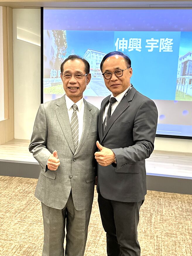 伸兴董事长林志诚（左）18日与宇隆董事长刘俊昌同台结盟。图／本报资料照片