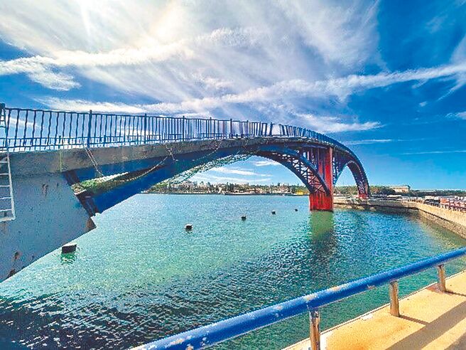 2025澎湖国际海上花火节施放在即，花火施放主舞台观音亭西瀛虹桥，因钢构锈蚀严重，已着手封闭施工。（澎湖县政府提供／许逸民澎湖传真）