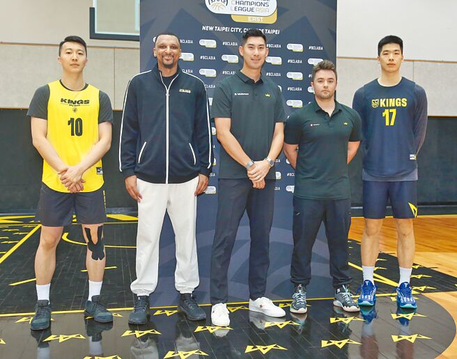新北国王与领航猿征战BCL ASIA-EAST资格赛媒体日18日举行，新北国王简佑哲（左起）、艾夫伯、总经理毛加恩、总教练莱恩及苏士轩合影留念。（范扬光摄）