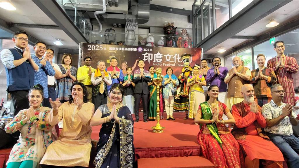 新北市文化局與台北印度愛樂中心合辦的「印度文化推廣」活動,今(20)日在汐止夢想社區精采登場。(文化局提供)