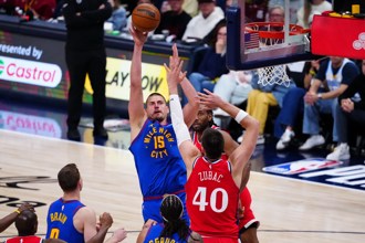 NBA》約基奇「準」大三元壓陣 金塊OT險退快艇率先開胡