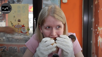 在台見奇怪鐵桶烤雞！捷克正妹一吃驚呼：比肯德基還好吃