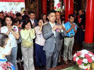 蔣萬安出席慈祐宮再為民祈福 李彥秀同框點倒閣1關鍵