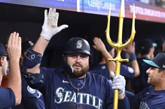 MLB》不爽被对方跑者偷窥！水手、蓝鸟板凳清空对峙