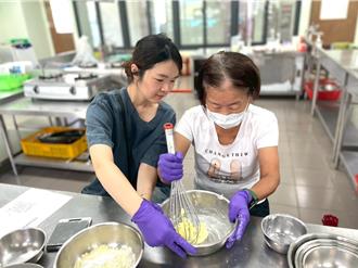 竹市府生活重建包粽班開課 助視障者體驗端午文化