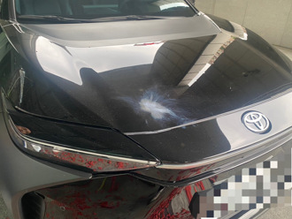 獨家》交通部大門口遭人放鞭炮 官員座車被炸成一片白