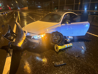 影》台64打滑自撞！BMW飛進八里匝道 驚險畫面曝