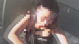 妙龄女东区街头抽K菸 遇警秒丢「毒菸蒂」！包包一翻…惨了