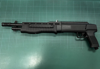 會車衝突！新莊賓士男「亮槍」逼退　遭警網包圍送辦