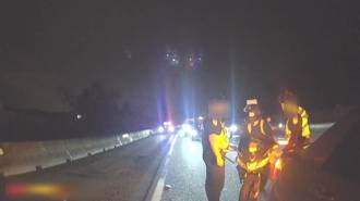 紅牌重機遮牌「闖國道」 撞傷警員遭逮辯：誤闖？