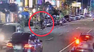 不爽路障擋道！高雄男「怒扔鐵柵欄、三角錐」洩憤 下場慘了