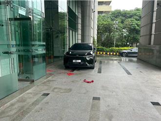 交通部遭蒙面婦人燃放鞭炮 警方追查動機