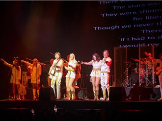 ABBA經典再現！Waterloo滑鐵盧嗨唱〈Fernando〉觀眾齊聲大合唱