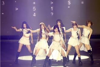 NMIXX献唱五月天〈恋爱ing〉！走入观眾席亲手送玫瑰献爱