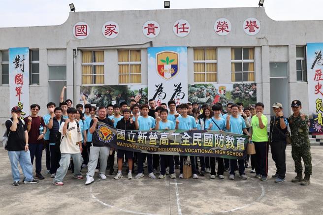 国立新营高工参访步兵203旅，扎根全民国防。（203旅提供）