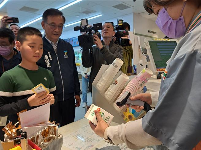 台北市「鮮奶周報生生喝鮮奶」啟動，不過有家長反映幼兒園大班學童的幼兒數位卡僅使用2.5個月就無提領功能很浪費。台北市教育局回應，未來幼兒卡在幼兒畢業後，也可以作為普通悠遊卡自由運用。（温予菱攝）