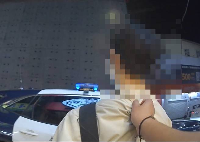 逢甲夜市一晚爆2名偷拍狼，手机皆凑正妹裙底，遭警方当场逮捕。（图／翻摄画面）