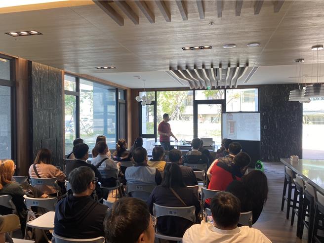 桃園市政府建築管理處與消防局本周到社區預防宣導防災，聚焦大樓防火、電動車火災應變，以及梅雨季、颱風來臨社區防汛工作等議題。(建管處提供／蔡依珍桃園傳真)