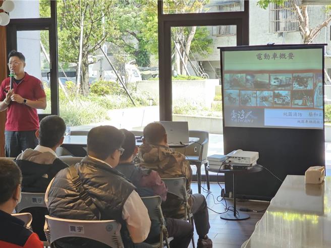 桃園市政府建築管理處與消防局本周到社區預防宣導防災，聚焦大樓防火、電動車火災應變，以及梅雨季、颱風來臨社區防汛工作等議題。(建管處提供／蔡依珍桃園傳真)