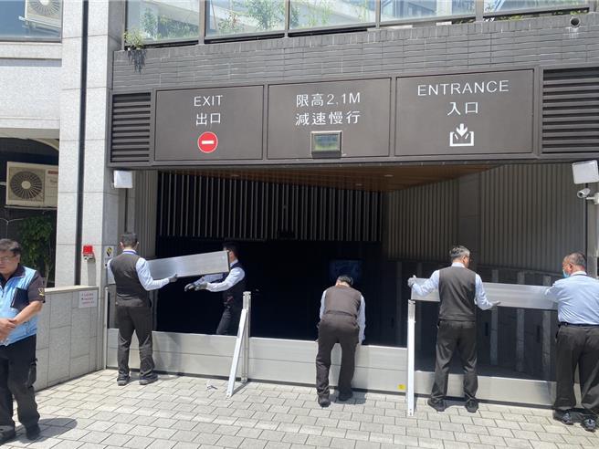 桃園市政府建築管理處與消防局本周到社區預防宣導防災，聚焦大樓防火、電動車火災應變，以及梅雨季、颱風來臨社區防汛工作等議題。(建管處提供／蔡依珍桃園傳真)