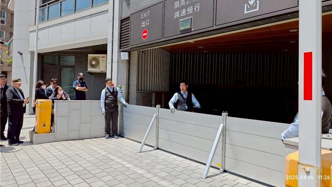 桃園市政府建築管理處與消防局本周到社區預防宣導防災，聚焦大樓防火、電動車火災應變，以及梅雨季、颱風來臨社區防汛工作等議題。(建管處提供／蔡依珍桃園傳真)