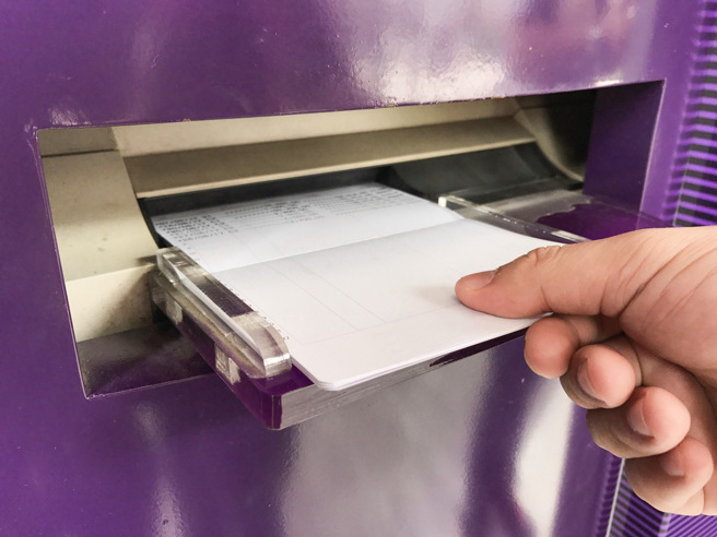 存折是否要定期补登资料，引起讨论。（示意图，shutterstock／达志）