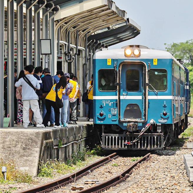 台铁「蓝宝宝」DR2400型文资邮轮列车于4月19日登场。（台铁公司提供／蔡明亘台北传真）
