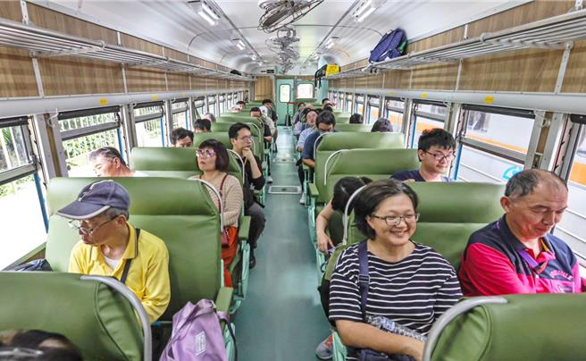 蓝宝宝DR2400型列车被列为文史列车，是少数保存且仍可运行的列车。（台铁公司提供／蔡明亘台北传真）