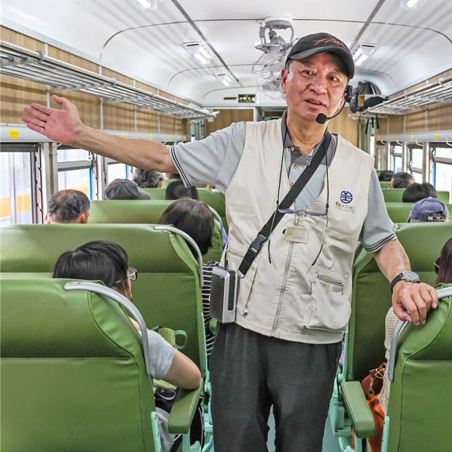 列车上有文史导览人员解说蓝宝宝列车的歷史故事。（台铁公司提供／蔡明亘台北传真）