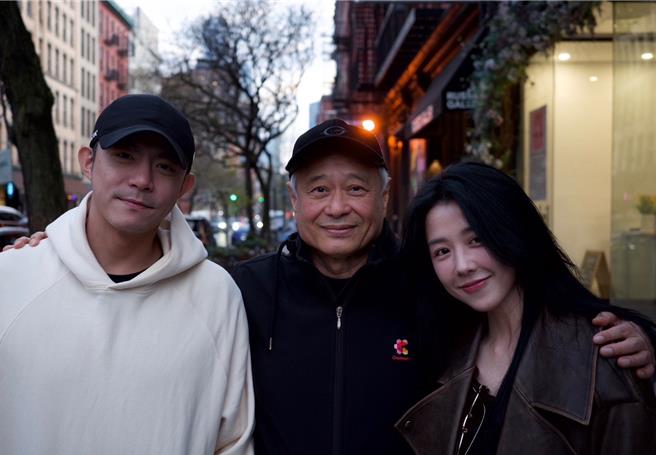 王柏杰（左）和邵雨薇（右）在纽约的拍摄杀青，与剧组和李安导演(中)共进晚餐。（南瓜电影有限公司提供）