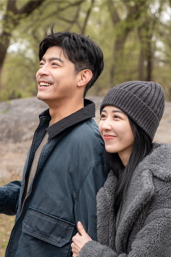 王柏杰（左）和邵雨薇在《动物园》谱出浪漫情愫。（南瓜电影有限公司提供）