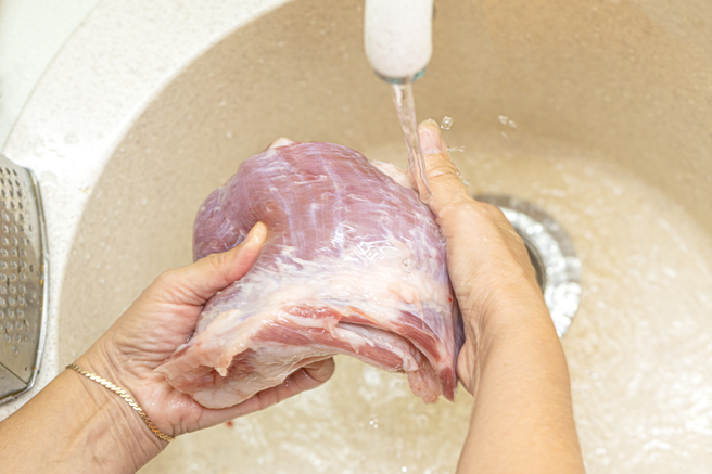 不少网友表示会先洗过，再汆烫、烹调，但食药署表示先用清水清洗是错误方式。（示意图，shutterstock／达志）