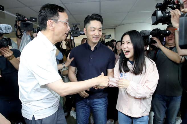 「战独裁，站出来」政策说明会台北市信义、南松山场20日在台北市议会举办，国民党主席朱立伦（左）、台北市长蒋万安（中）先后抵达，一同为面临罢免危机的国民党立委徐巧芯（右）加油打气。（黄世麒摄）