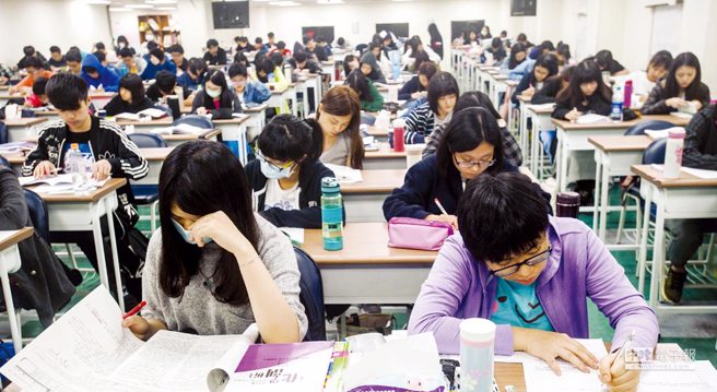 北南阳街的英文补教名师魏齐贤，因为癌症末期住进安寧病房，儿子寻找过去被爸爸教过的学生，分享以前的故事，想传达给爸爸。（资料照）