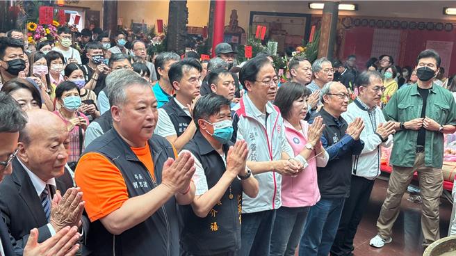 中坜仁海宫欢庆天上圣母圣诞暨建宫200周年，号召桃园市乐善寺、长祥宫及五福宫等3间寺庙共同捐赠250份物资予「食享冰箱」 。（姜霏摄）