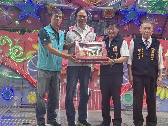 中坜仁海宫欢庆天上圣母圣诞暨建宫200周年，号召桃园市乐善寺、长祥宫及五福宫等3间寺庙共同捐赠250份物资予「食享冰箱」 。（姜霏摄）