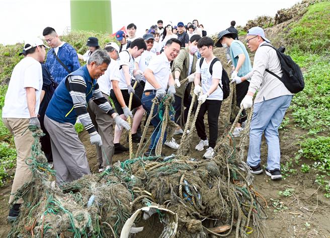 和泰集团20日举办净滩减塑全台总动员，邀请亲子亲近海滨并动手净滩落实环境教育。（桃园市环保局提供）