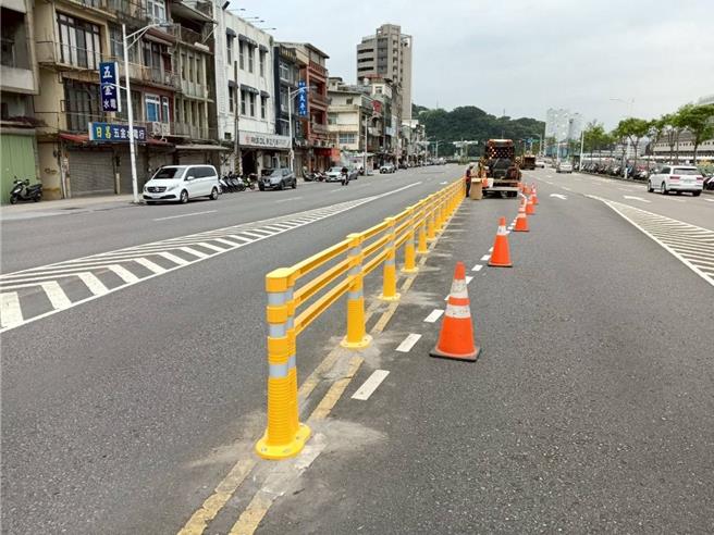 基隆市中山一路常有民眾走路或騎機車任意穿越馬路，在里長陳情下，市政府日前迅速完成阻隔護欄的設置，當地民眾認為，早就該這麼做了。（摘自宋瑋莉臉書／張志康基隆傳真）