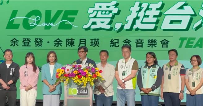 高雄市长陈其迈（左四）今（20）日质疑，竟有死人要连署罢免许智杰跟黄捷，「活人投票、死人连署罢免，哪有这种事情？」他痛批这是系统性作弊行为，对民主是伤害。（柯宗纬摄）