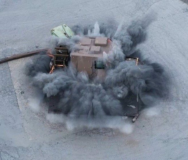 实验场上，驾驶舱底部引爆反坦克地雷，但所幸防爆框架、吸震座骑可以保护驾驶员。(图/CNIM Systèmes Industriels)