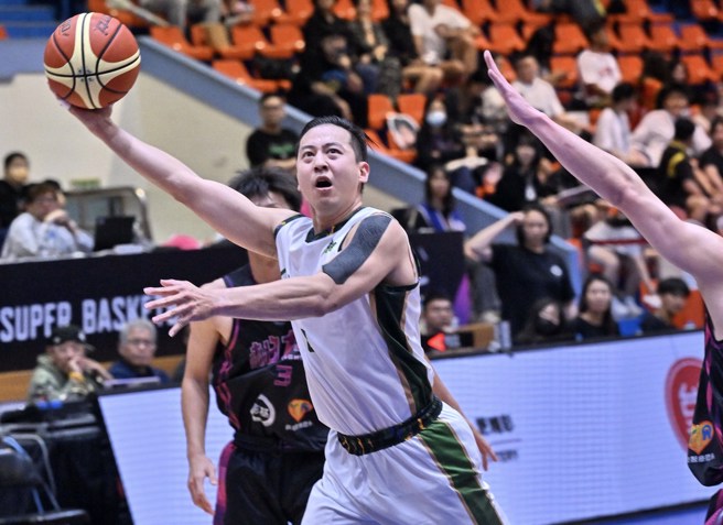 郑骏龙20日攻下全场最高21分。(中华篮协提供)