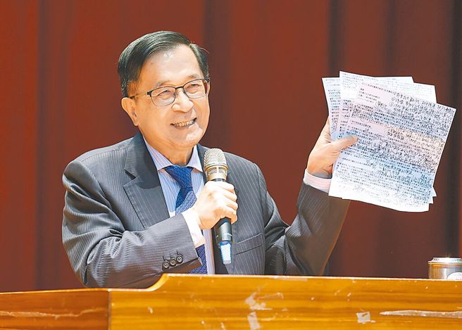 前總統陳水扁於凱達格蘭學校「2025黃信介先生紀念講座」發表演說，表示自己有點緊張，寫了3大頁講稿。（資料照，姚志平攝）