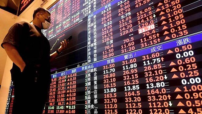 存股族去年投资多檔股票，且分次领取多笔股利，要注意股利中所含已纳的补充健保费，和其他可列举扣除项目合计可扣除金额，超过标准扣除额的金额要採列举扣除额申报。图／本报资料照片