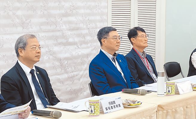 行政院長卓榮泰（中）19日前往新北市土城產業園區與業界座談，業界呼籲「不要只撒錢補貼」。（呂健豪攝）