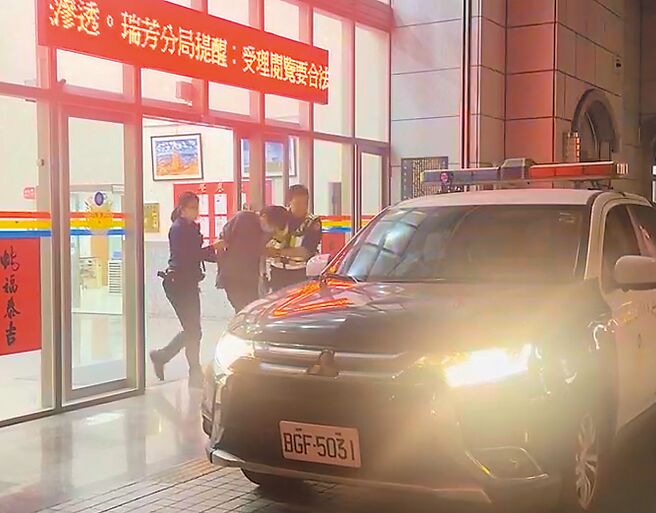 42岁简男（中）因以砖头砸向邻居连男头部，还用手指挖掉连男双眼，被瑞芳分局依杀人未遂罪嫌移送基隆地检署，复讯后12万元交保。（民眾提供／柯毓庭新北传真）